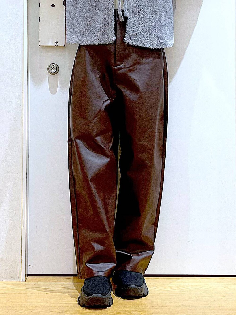 ベージュ系のニット/セーター、ブラック系のブーツ、ブラウン系のその他パンツを着用したレディースの秋コーディネートの8枚目の写真