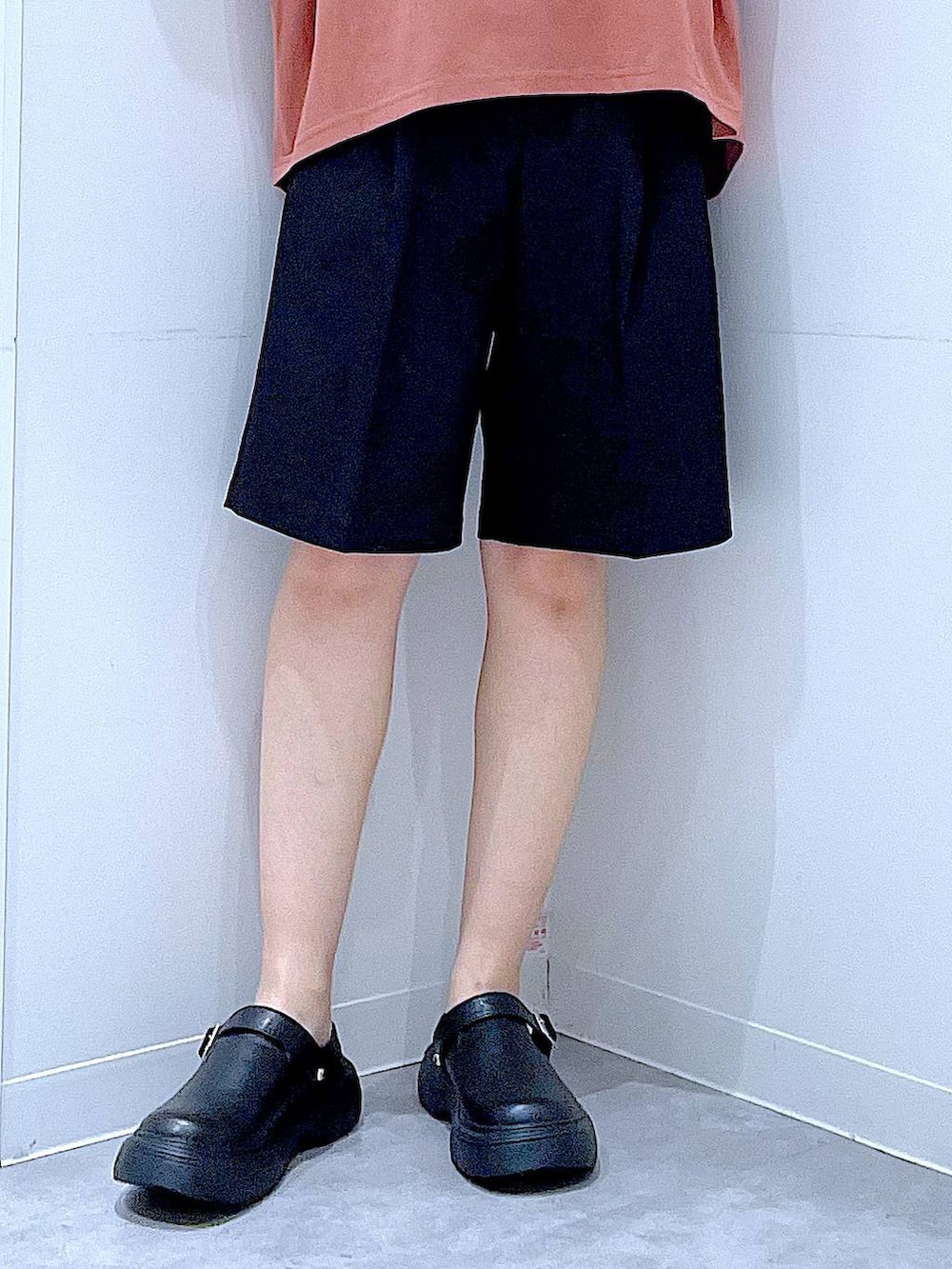 ブラウン系のTシャツ/カットソー、その他のショルダーバッグ、ブラック系のその他パンツを着用したレディースの秋コーディネートの8枚目の写真