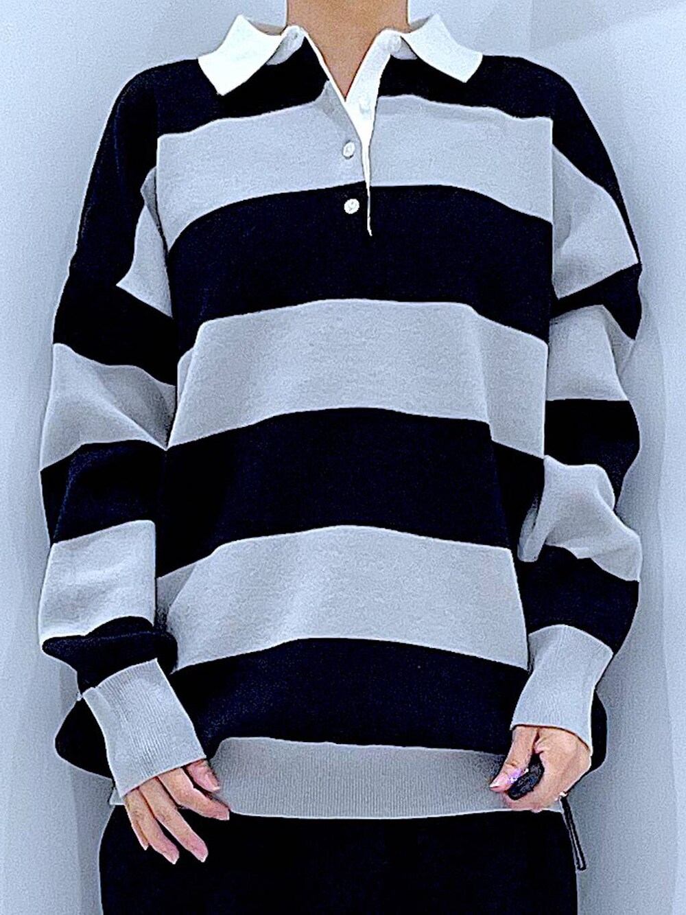 ブラック系のショルダーバッグ、ブラック系のニット/セーター、ブラック系のブーツを着用したレディースの秋コーディネートの7枚目の写真