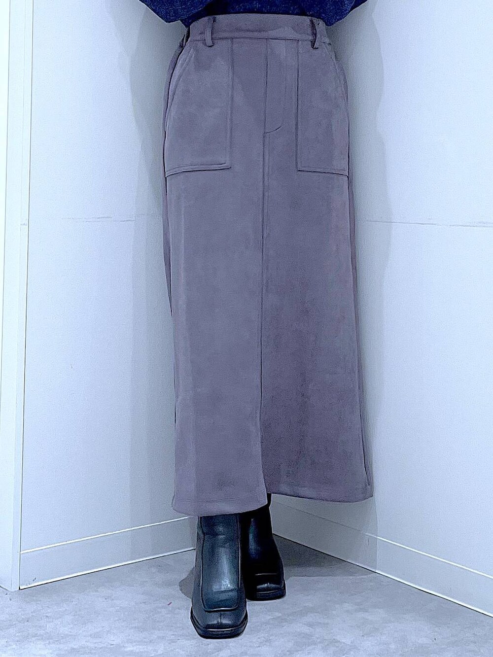 ブラック系のブーツ、ブルー系のニット/セーター、グレー系のスカートを着用したレディースの冬コーディネートの8枚目の写真