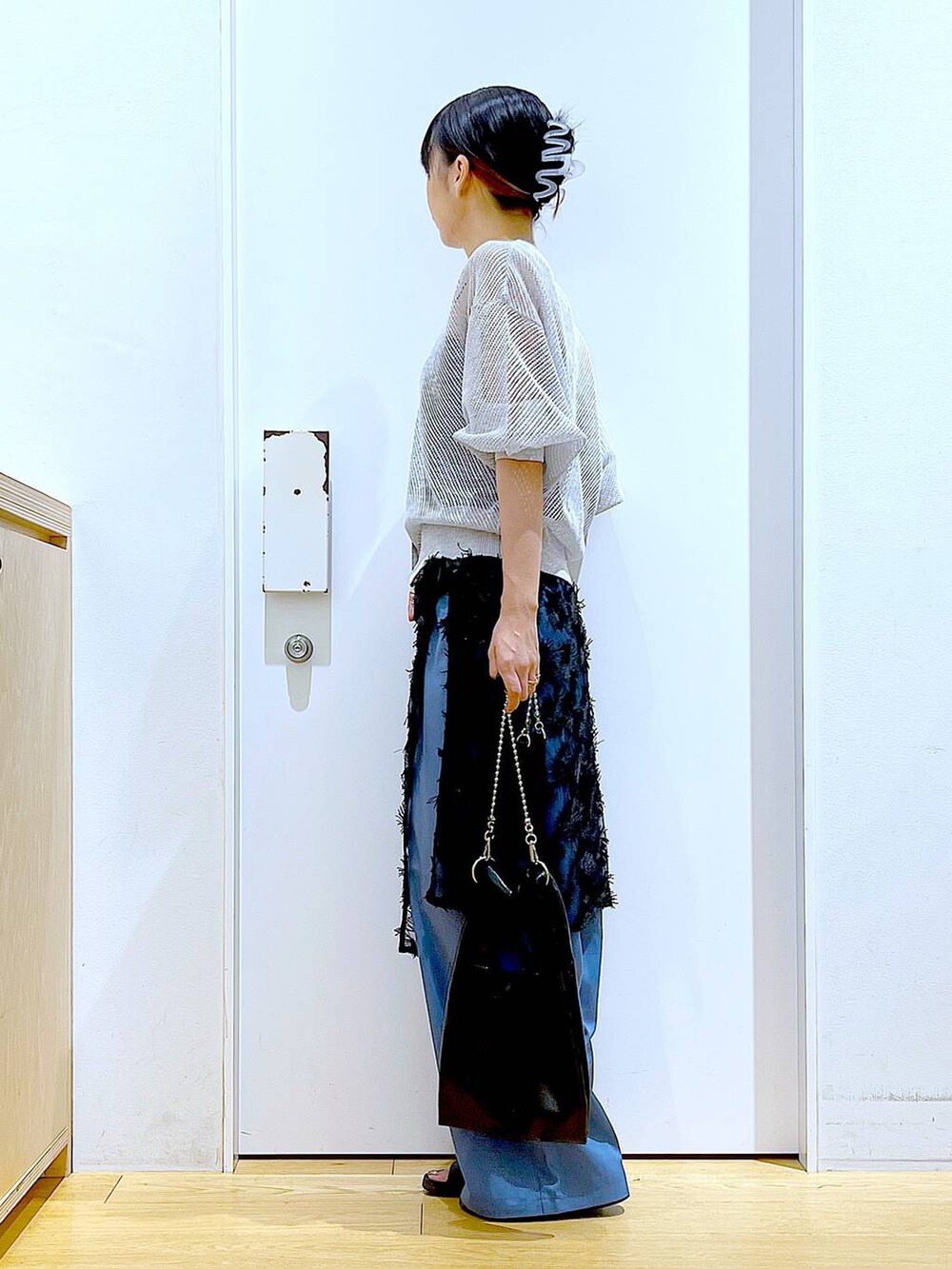 ブラック系のショルダーバッグ、グレー系のカーディガン/ボレロ、ブルー系のその他パンツを着用したレディースの夏コーディネートの3枚目の写真