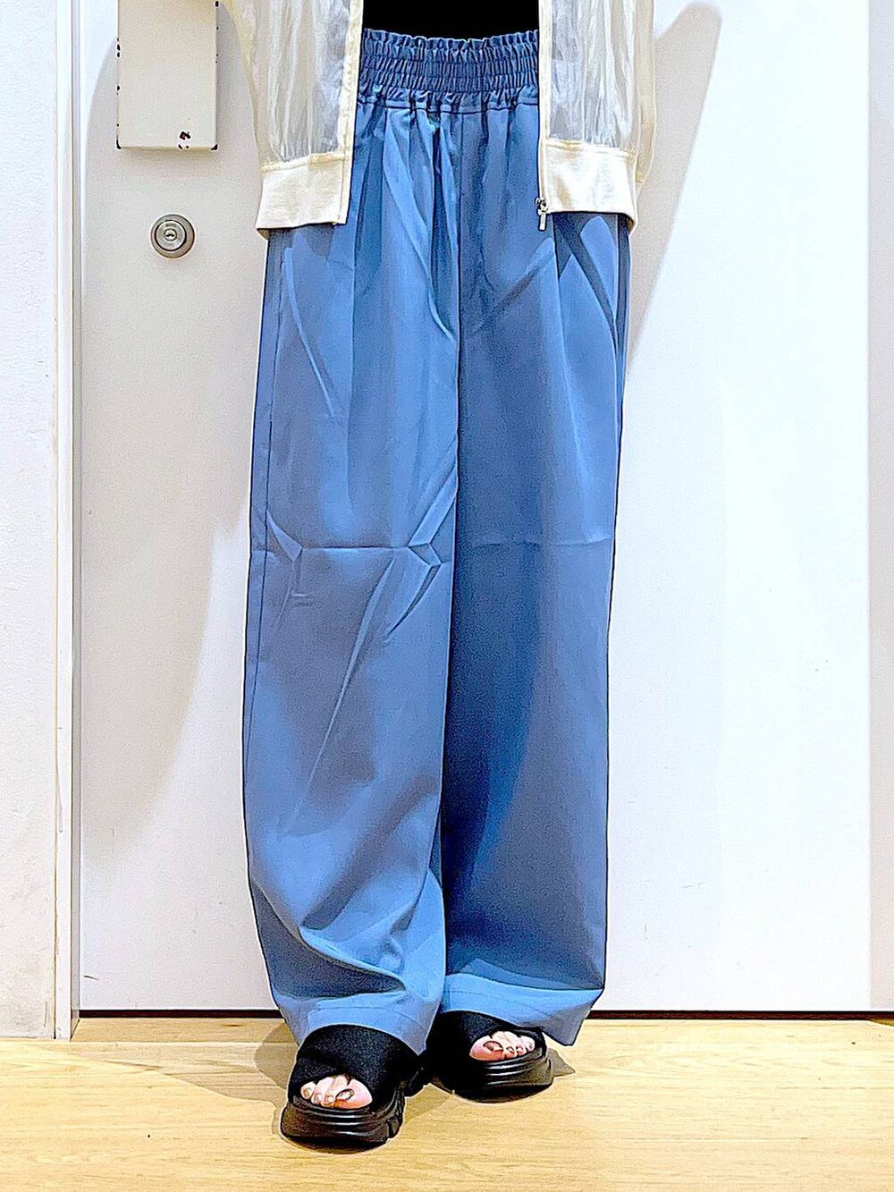 ブラック系のサンダル、ベージュ系のブルゾン、ブラック系のTシャツ/カットソーを着用したレディースの夏コーディネートの8枚目の写真