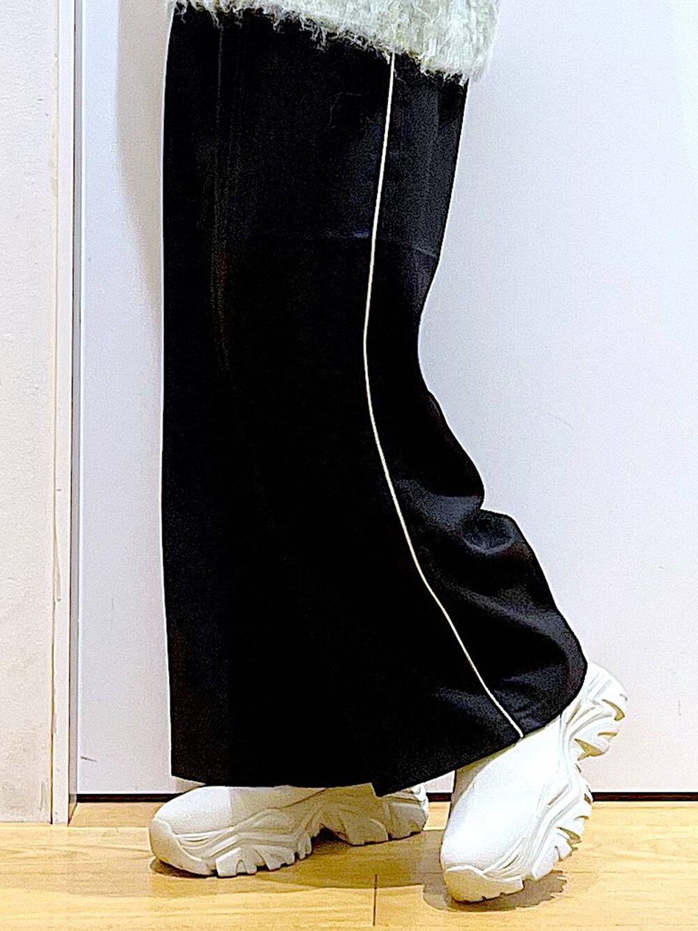 グリーン系のカーディガン/ボレロ、ブラック系のスラックス、ブラック系のショルダーバッグを着用したレディースの冬コーディネートの8枚目の写真