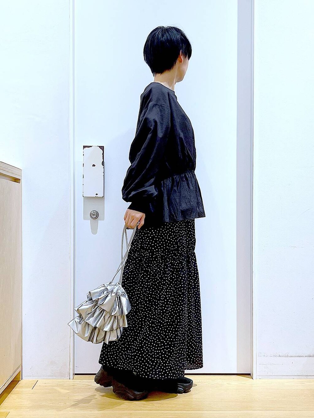 「リラックス、若見え、ゆったり、休日コーデ、骨格ウェーブ、LAKOLE、スカート、ショルダーバッグ、ブーツ、きれいめカジュアル、ワントーン、ブラックコーデ、春コーデ、楽ちんコーデ、体型カバー」｜「LAKOLEのニットスニーカーソールブーツ / 140064（ブーツ、ブラック系）」を使った、あおき@LAKOLE海老名さん（レディース・156cm）の春コーディネートの4枚目の写真