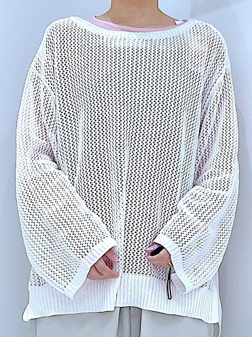 ピンク系のTシャツ/カットソー、ホワイト系のショルダーバッグ、ホワイト系のニット/セーターを着用したレディースの春コーディネートの7枚目の写真