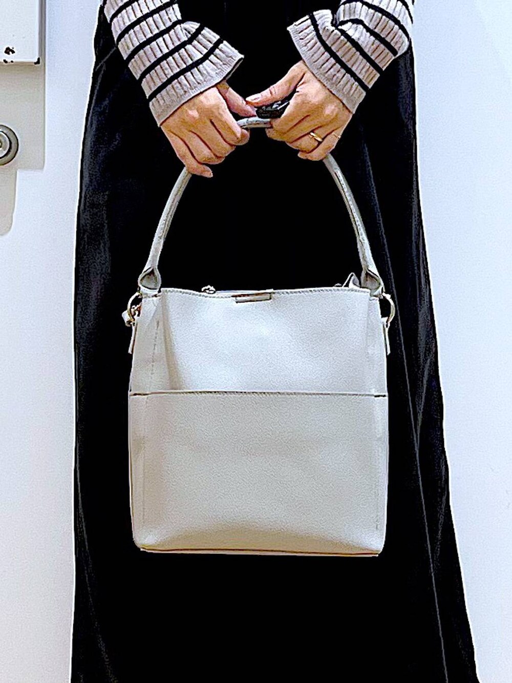 その他のニット/セーター、グレー系のショルダーバッグ、ブラック系のブーツを着用したレディースの冬コーディネートの9枚目の写真