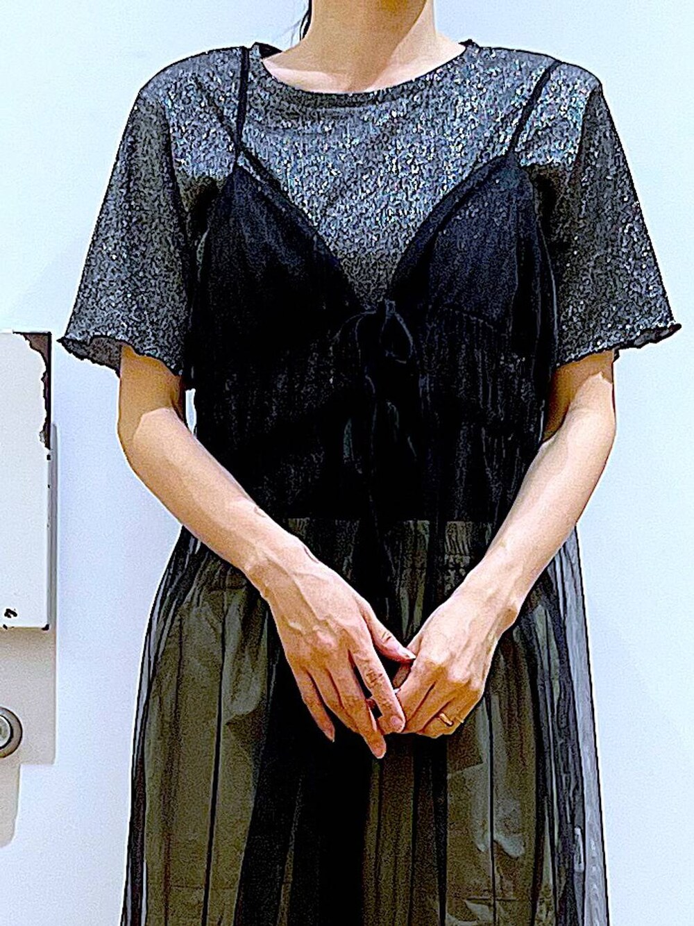 ブラック系のワンピース、グリーン系のカーゴパンツ、その他のパンプスを着用したレディースの夏コーディネートの7枚目の写真