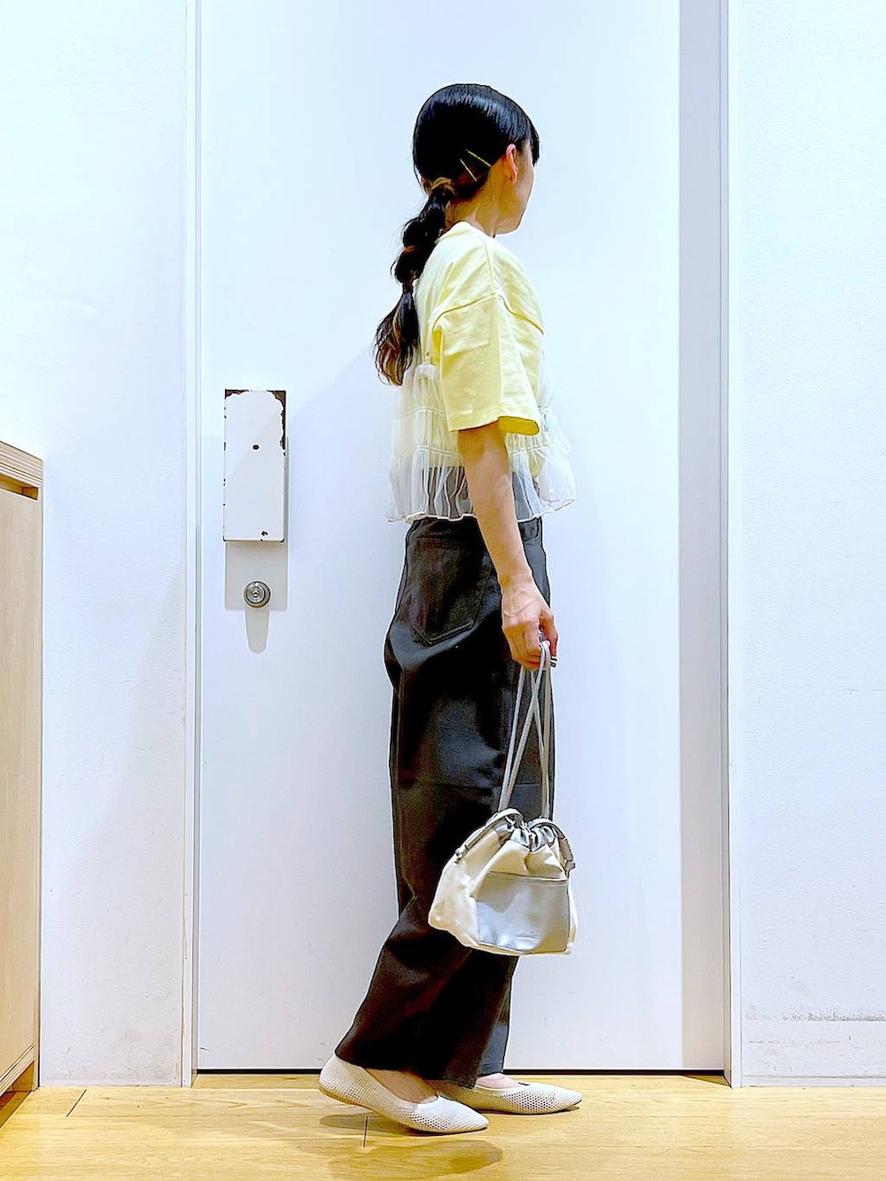 ホワイト系のショルダーバッグ、グレー系のその他パンツ、ホワイト系のパンプスを着用したレディースの春コーディネートの4枚目の写真