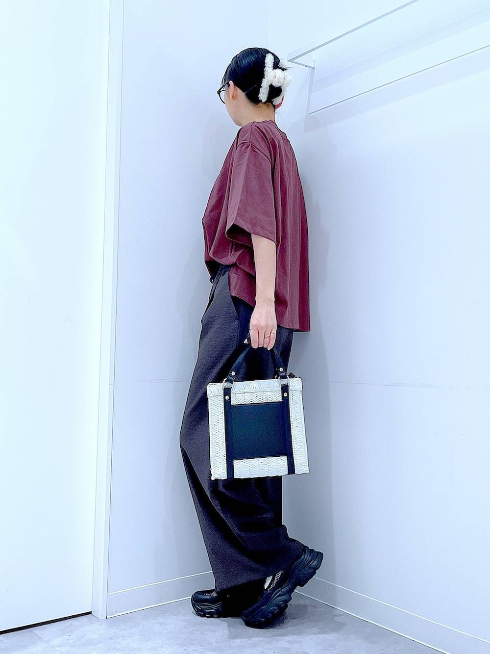 グレー系のその他パンツ、ブラック系のスニーカー、ホワイト系のショルダーバッグを着用したレディースの春コーディネートの3枚目の写真