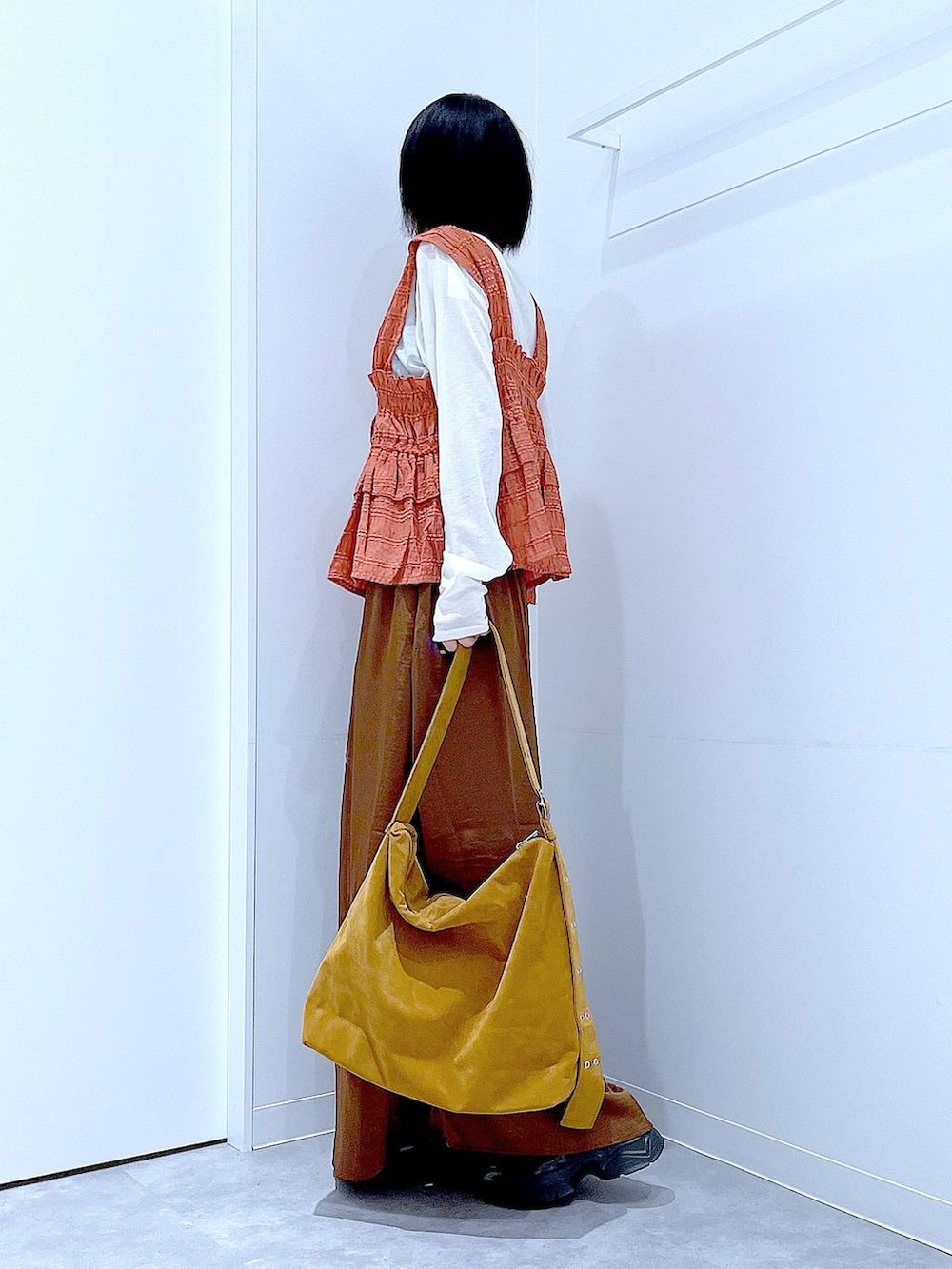 ホワイト系のTシャツ/カットソー、ブラック系のローファー、ブラウン系のスカートを着用したレディースの秋コーディネートの3枚目の写真