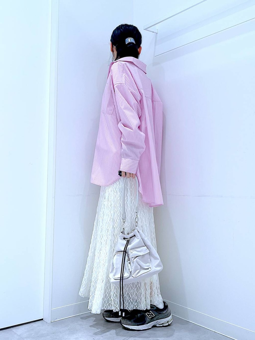 ピンク系のシャツ/ブラウス、ホワイト系のショルダーバッグ、ホワイト系のTシャツ/カットソーを着用したレディースの春コーディネートの3枚目の写真