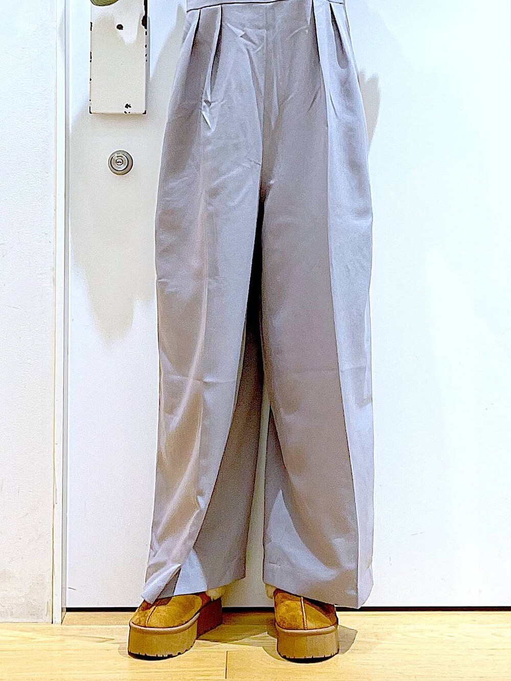 グリーン系のニット/セーター、グレー系のサロペット/オーバーオール、グレー系のショルダーバッグを着用したレディースの秋コーディネートの8枚目の写真