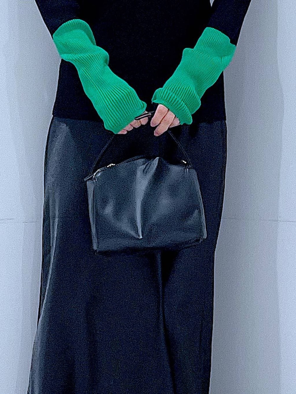 ブラック系のブーツ、ブラック系のショルダーバッグ、ブラック系のニット/セーターを着用したレディースの冬コーディネートの9枚目の写真