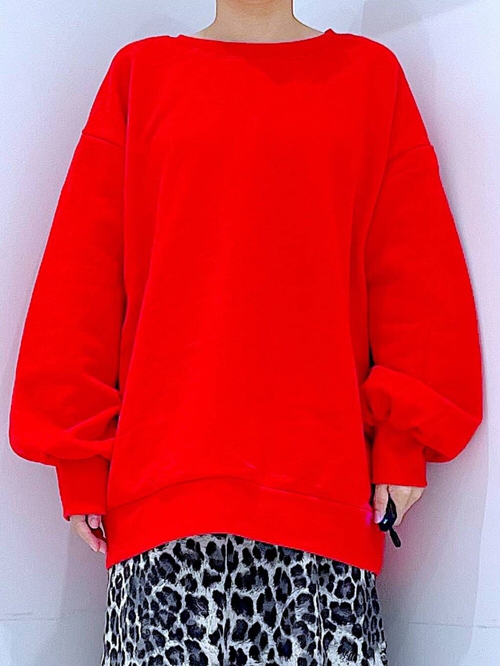 ベージュ系のショルダーバッグ、ブラック系のブーツ、グレー系のスカートを着用したレディースの秋コーディネートの7枚目の写真