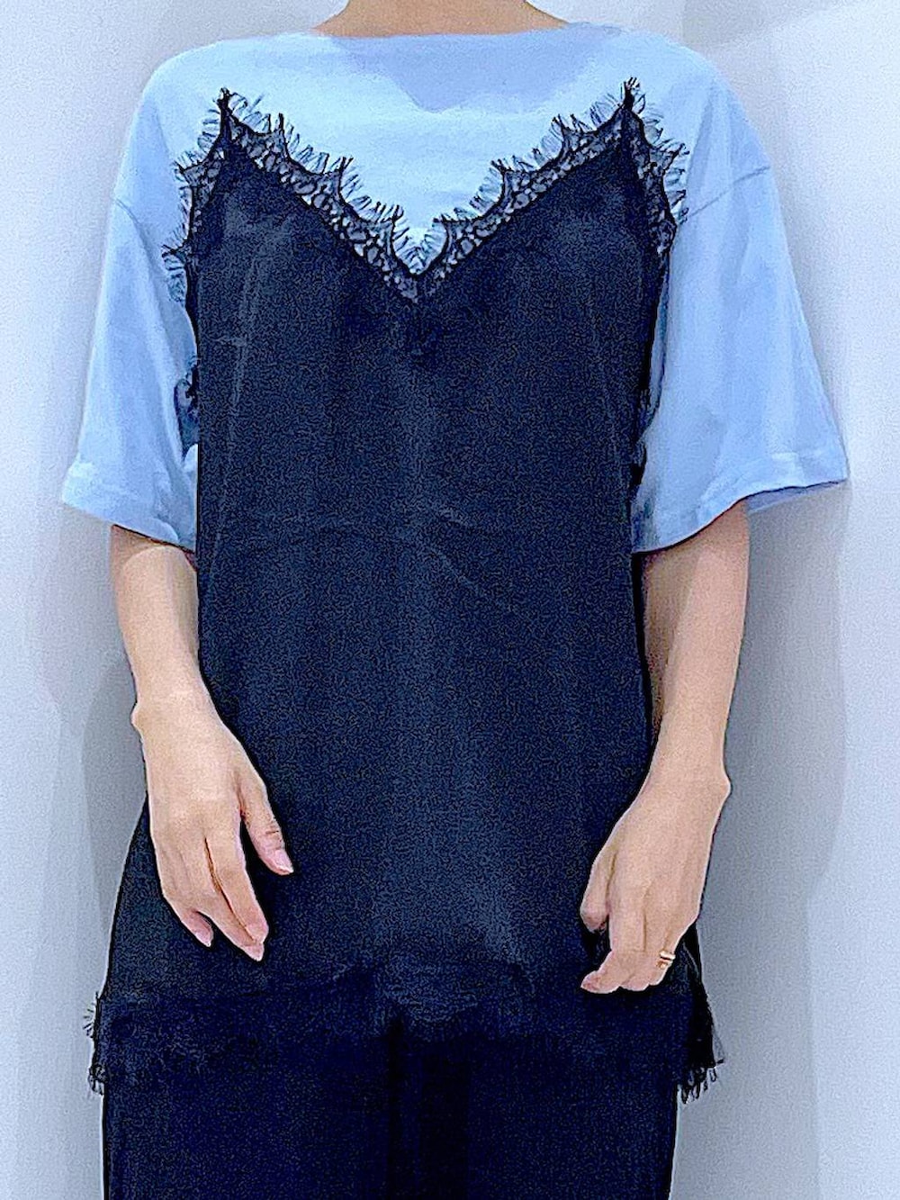 ブルー系のTシャツ/カットソー、ブラック系のその他パンツ、ブラック系のサンダルを着用したレディースの夏コーディネートの7枚目の写真