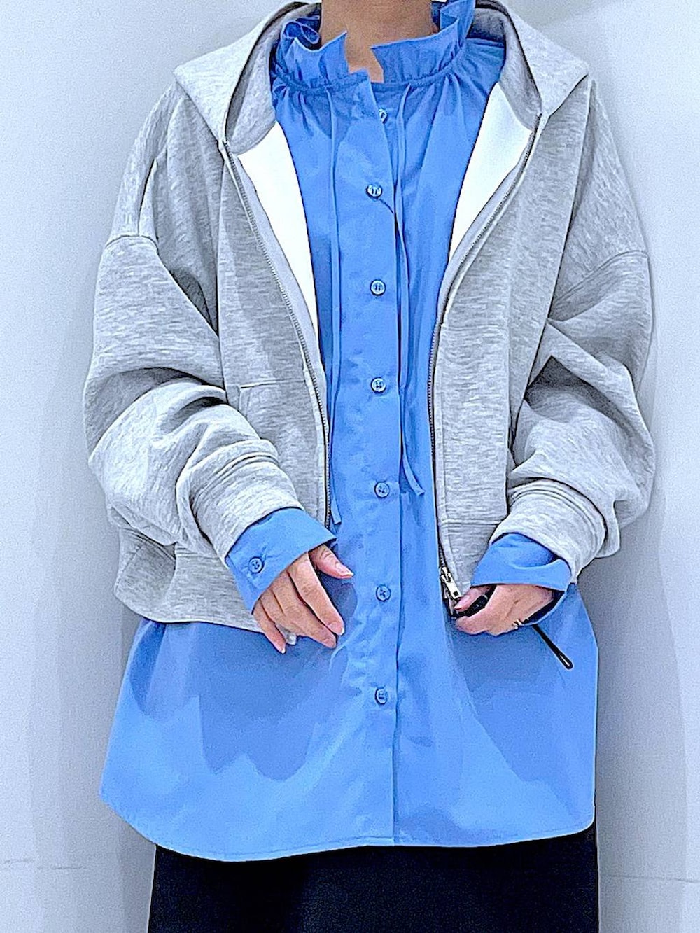 ブラック系のハンドバッグ、ブラック系のスカート、ブラック系のサンダルを着用したレディースの冬コーディネートの7枚目の写真