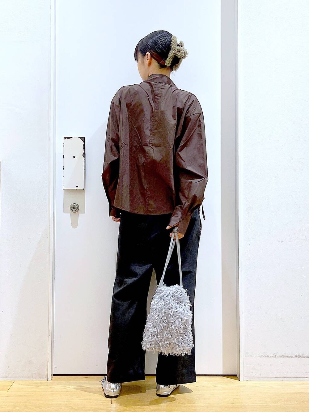 グレー系のショルダーバッグ、シルバー系のパンプス、ブラウン系のシャツ/ブラウスを着用したレディースの秋コーディネートの5枚目の写真