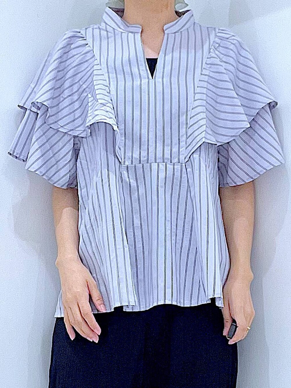 ブラック系のその他パンツ、ブラック系のサンダル、ブルー系のシャツ/ブラウスを着用したレディースの夏コーディネートの7枚目の写真