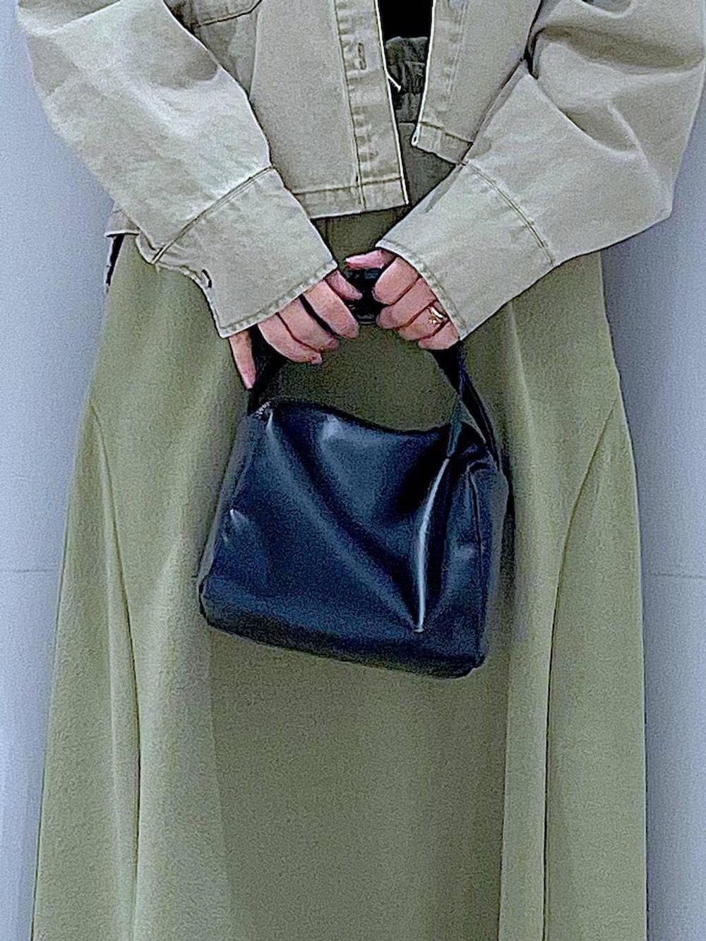 ブラック系のTシャツ/カットソー、ブラック系のショルダーバッグ、ベージュ系のシャツ/ブラウスを着用したレディースの冬コーディネートの9枚目の写真