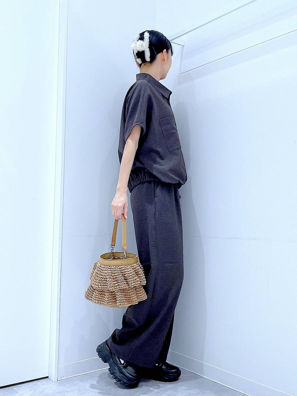 グレー系のその他パンツ、ブラック系のスニーカー、グレー系のシャツ/ブラウスを着用したレディースの夏コーディネートの4枚目の写真