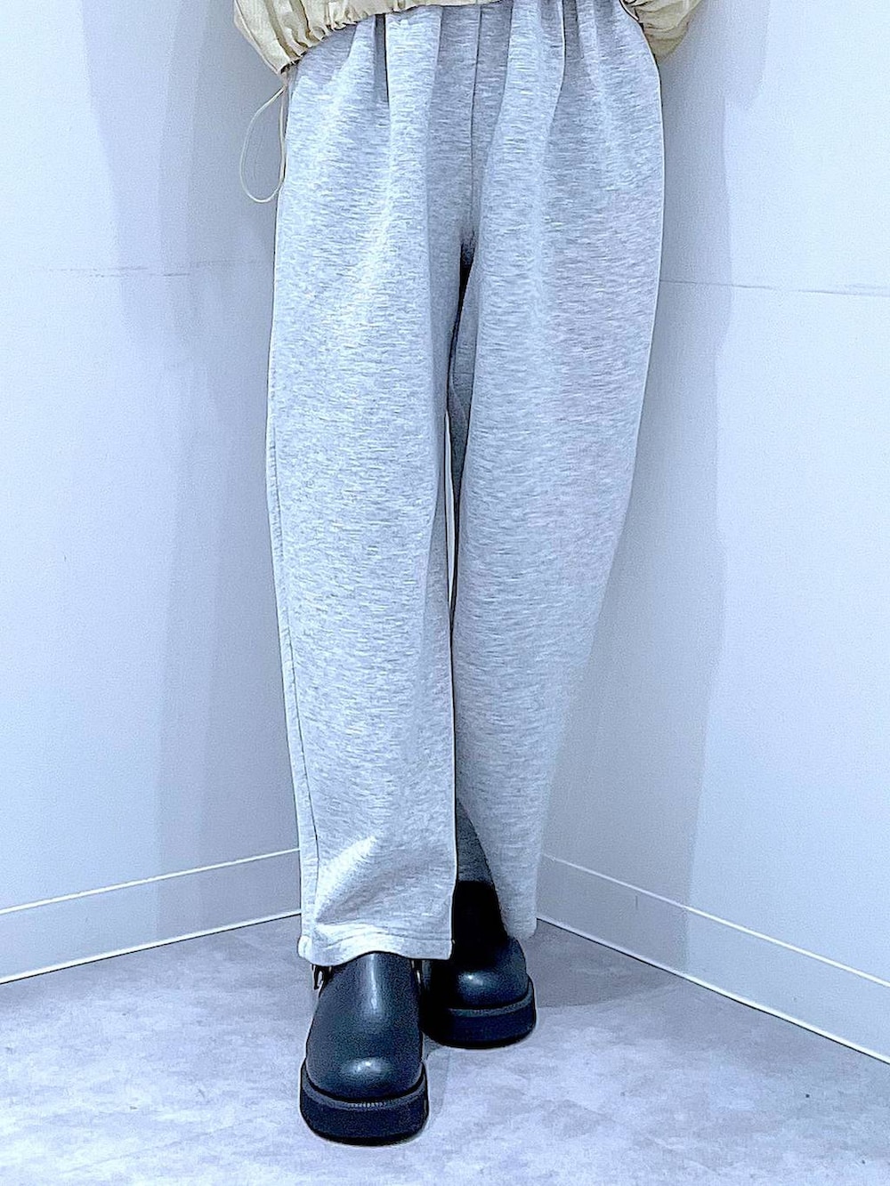 ブラック系のサンダル、ブラック系のショルダーバッグ、ベージュ系のブルゾンを着用したレディースの春コーディネートの8枚目の写真