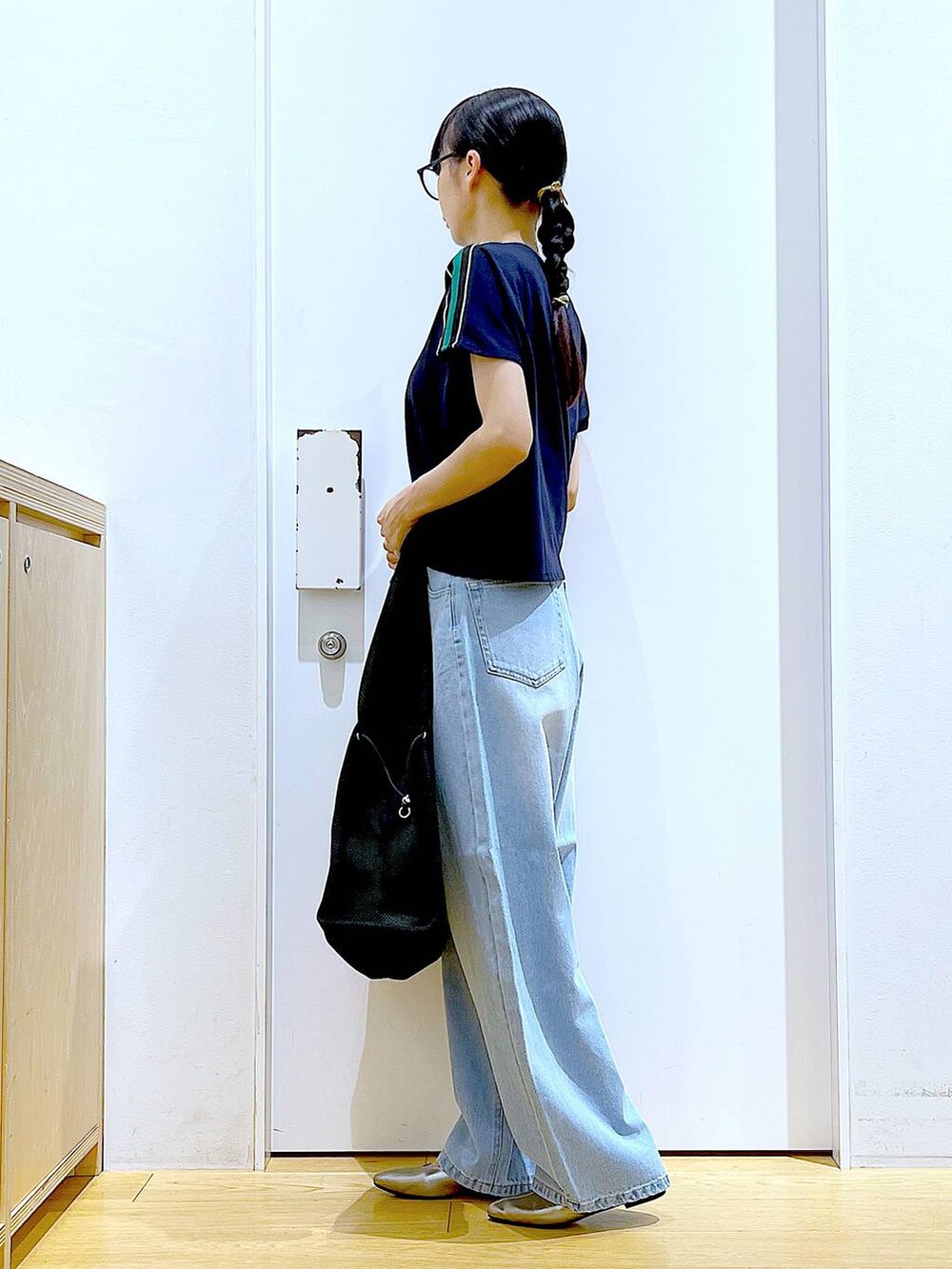 ブラック系のショルダーバッグ、その他のパンプス、ブルー系のデニムパンツを着用したレディースの夏コーディネートの3枚目の写真