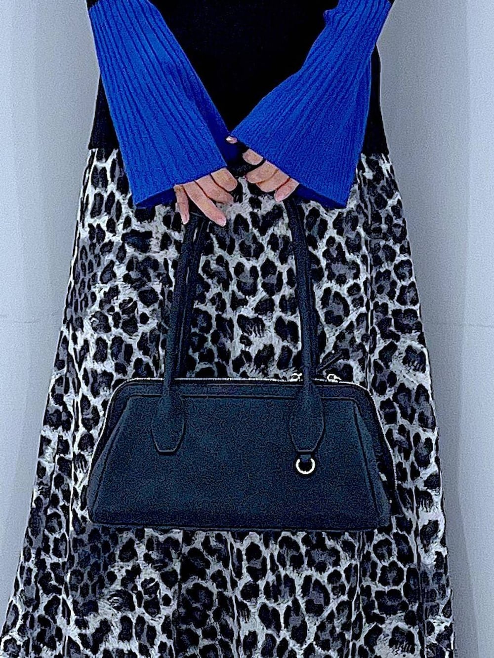 ブラック系のニット/セーター、ブラック系のブーツ、グレー系のスカートを着用したレディースの秋コーディネートの9枚目の写真