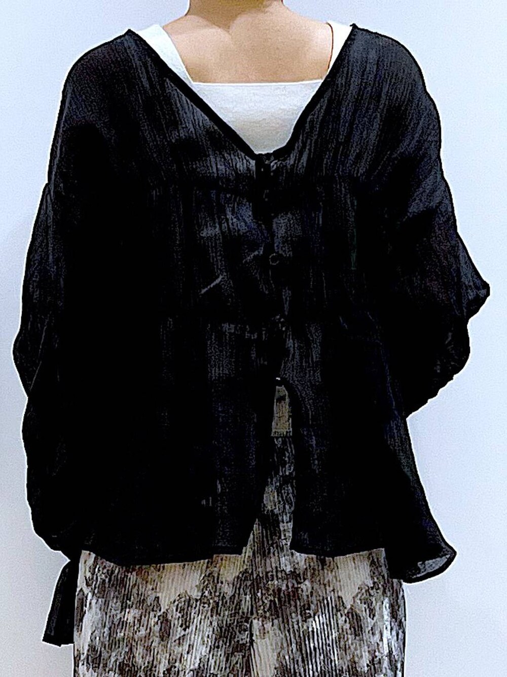 ブラック系のパンプス、その他のショルダーバッグ、ブラック系のシャツ/ブラウスを着用したレディースの夏コーディネートの7枚目の写真