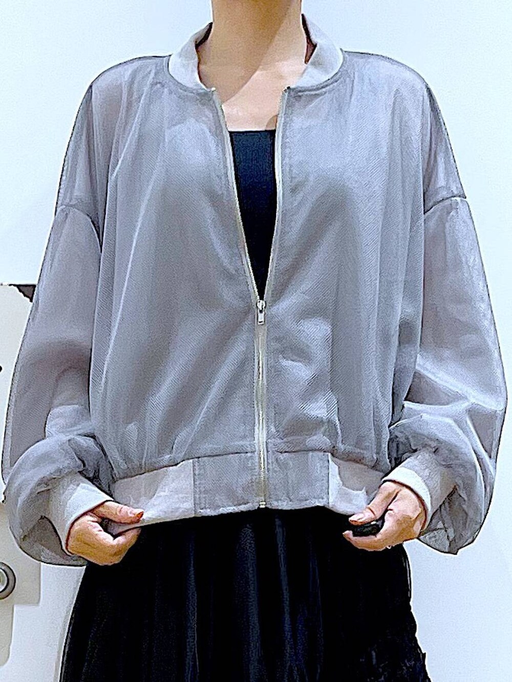 「リラックス、若見え、ゆったり、休日コーデ、骨格ウェーブ、LAKOLE、春アウター、春コーデ、カジュアルコーデ、スカート、楽ちんコーデ、シンプルコーデ、巾着バッグ、ショルダーバッグ、スニーカー」｜「LAKOLEのベルトコードスニーカー / 286524（スニーカー、ブラック系）」を使った、あおき@LAKOLE海老名さん（レディース・156cm）の春コーディネートの7枚目の写真