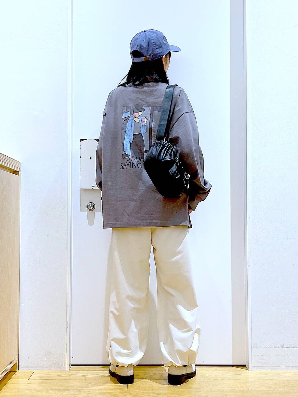 ベージュ系のその他パンツ、ベージュ系のブーツ、ブラック系のショルダーバッグを着用したレディースの春コーディネートの5枚目の写真