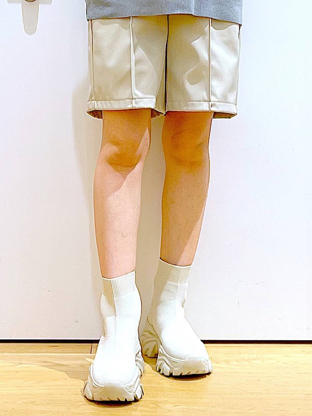 グレー系のニット/セーター、ブラック系のトートバッグ、ベージュ系のブーツを着用したレディースの冬コーディネートの8枚目の写真