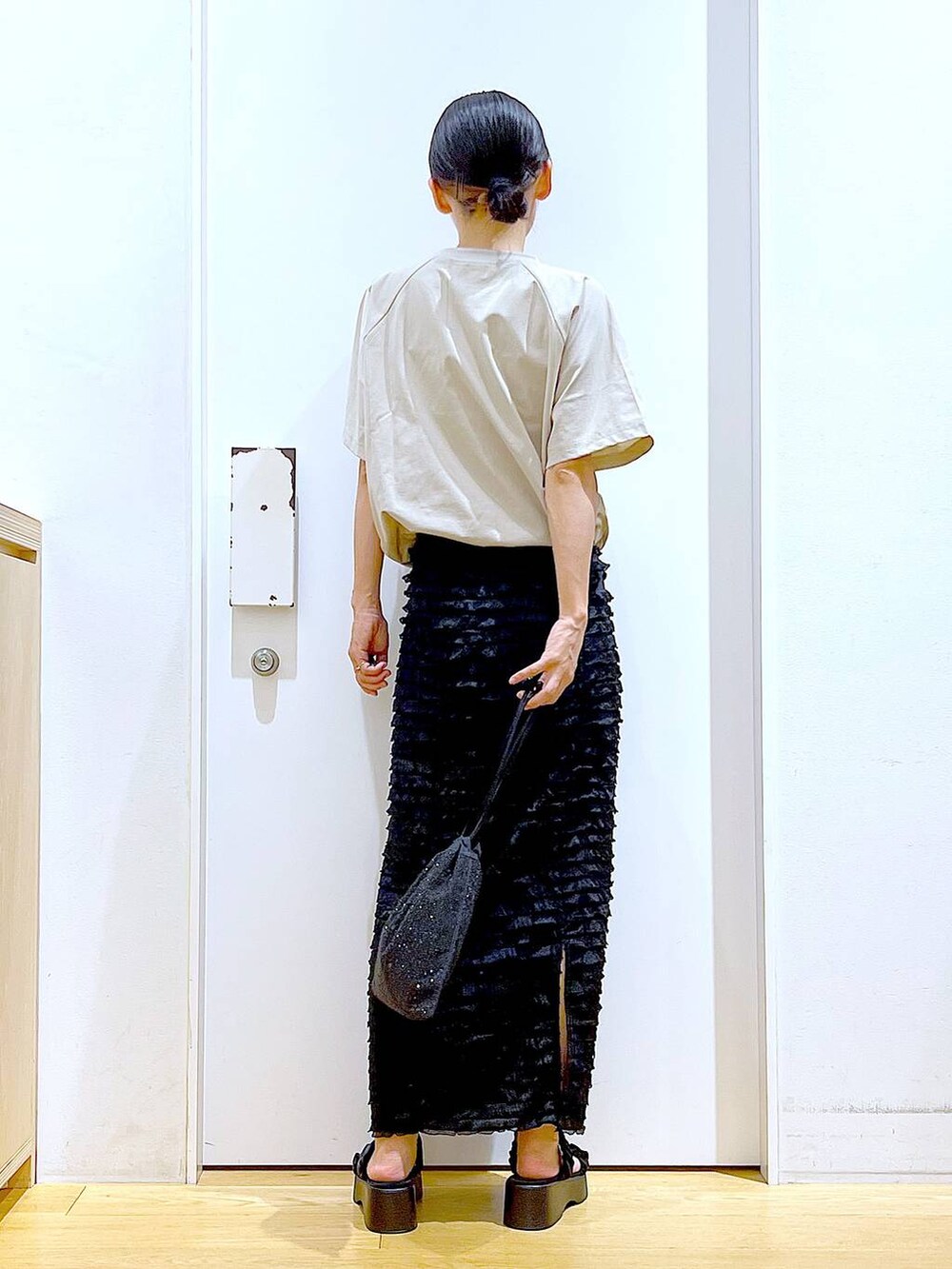 ブラック系のサンダル、グレー系のTシャツ/カットソー、ブラック系のショルダーバッグを着用したレディースの夏コーディネートの5枚目の写真