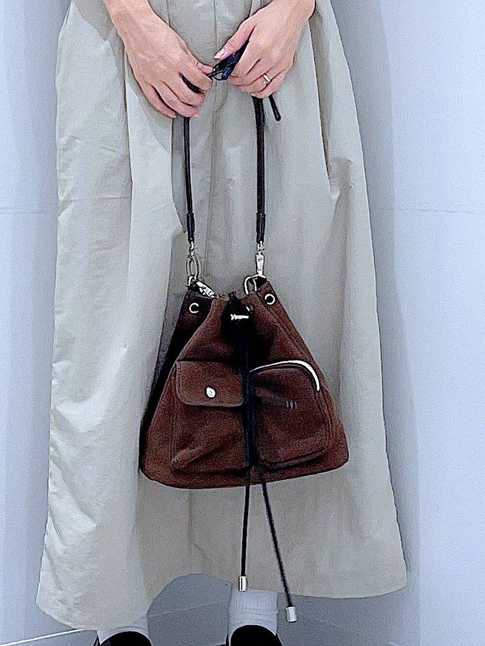 ブラック系のローファー、ブラウン系のショルダーバッグ、グレー系のワンピースを着用したレディースの秋コーディネートの9枚目の写真