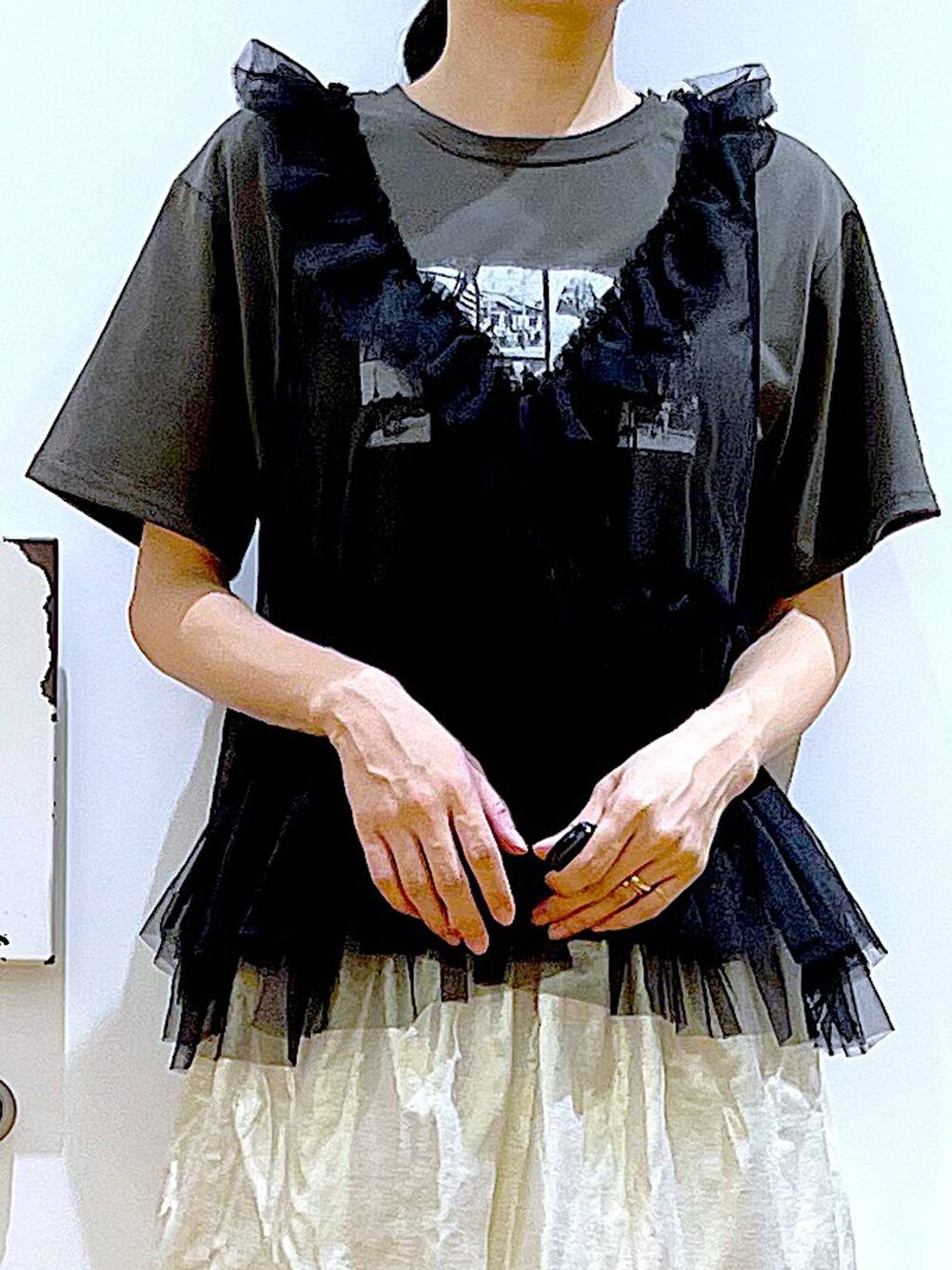 ブラック系のサンダル、ブラウン系のショルダーバッグ、グレー系のTシャツ/カットソーを着用したレディースの夏コーディネートの7枚目の写真