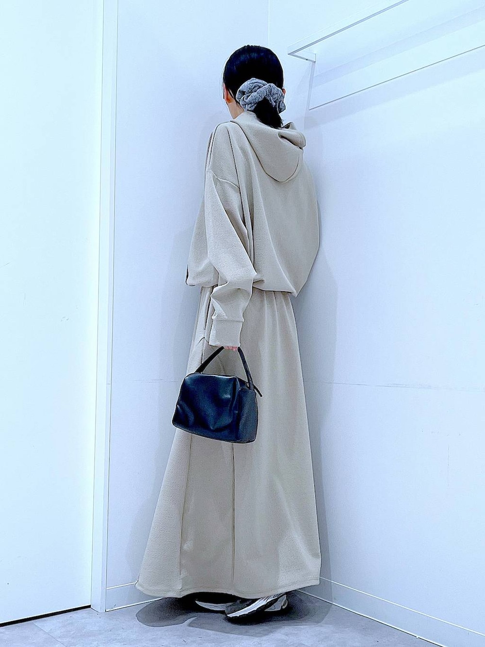 ブラック系のショルダーバッグ、グレー系のスウェット、グレー系のスカートを着用したレディースの冬コーディネートの3枚目の写真