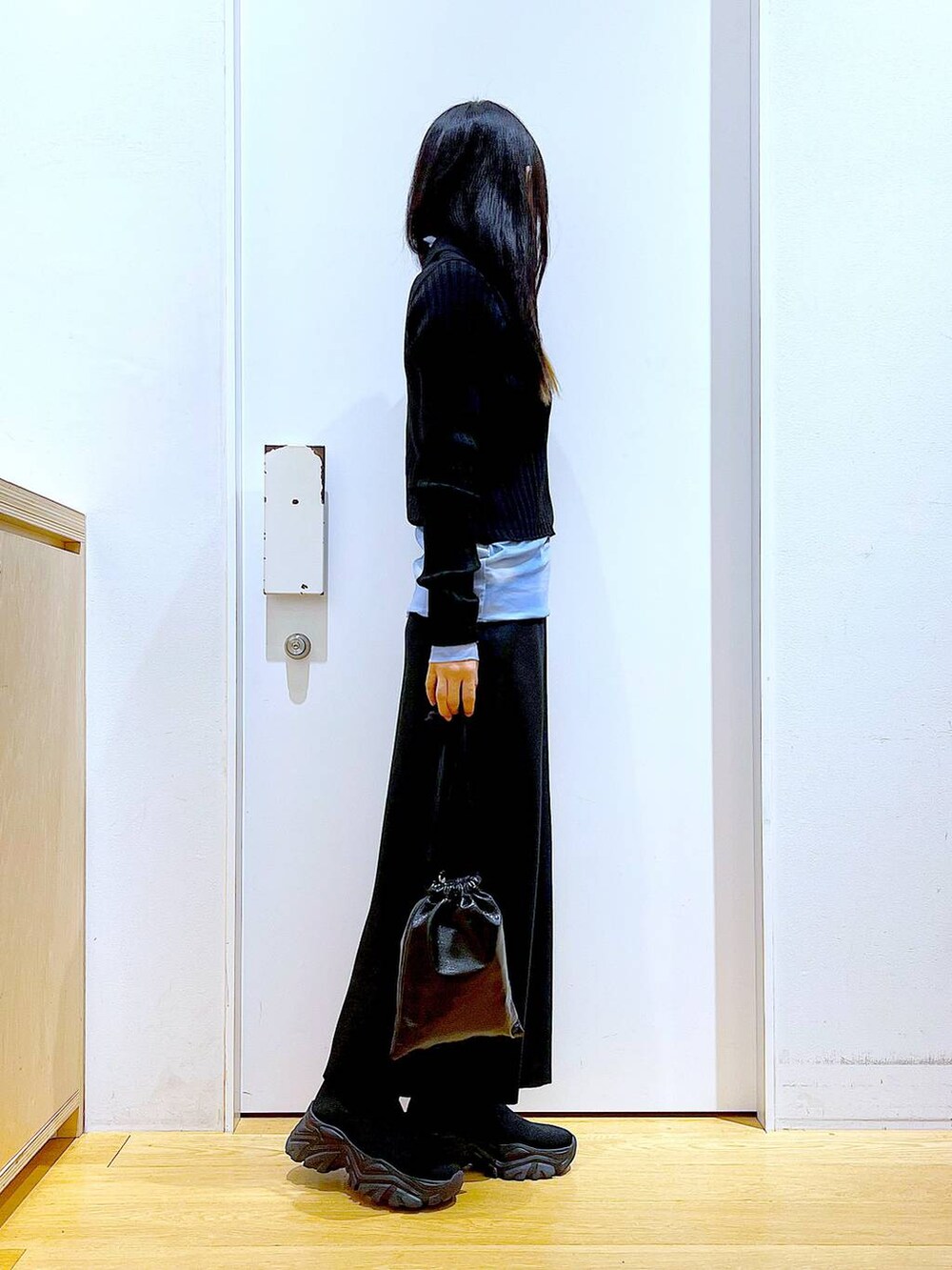 ブラック系のカーディガン/ボレロ、ブルー系のその他トップス、ブラック系のブーツを着用したレディースの冬コーディネートの4枚目の写真