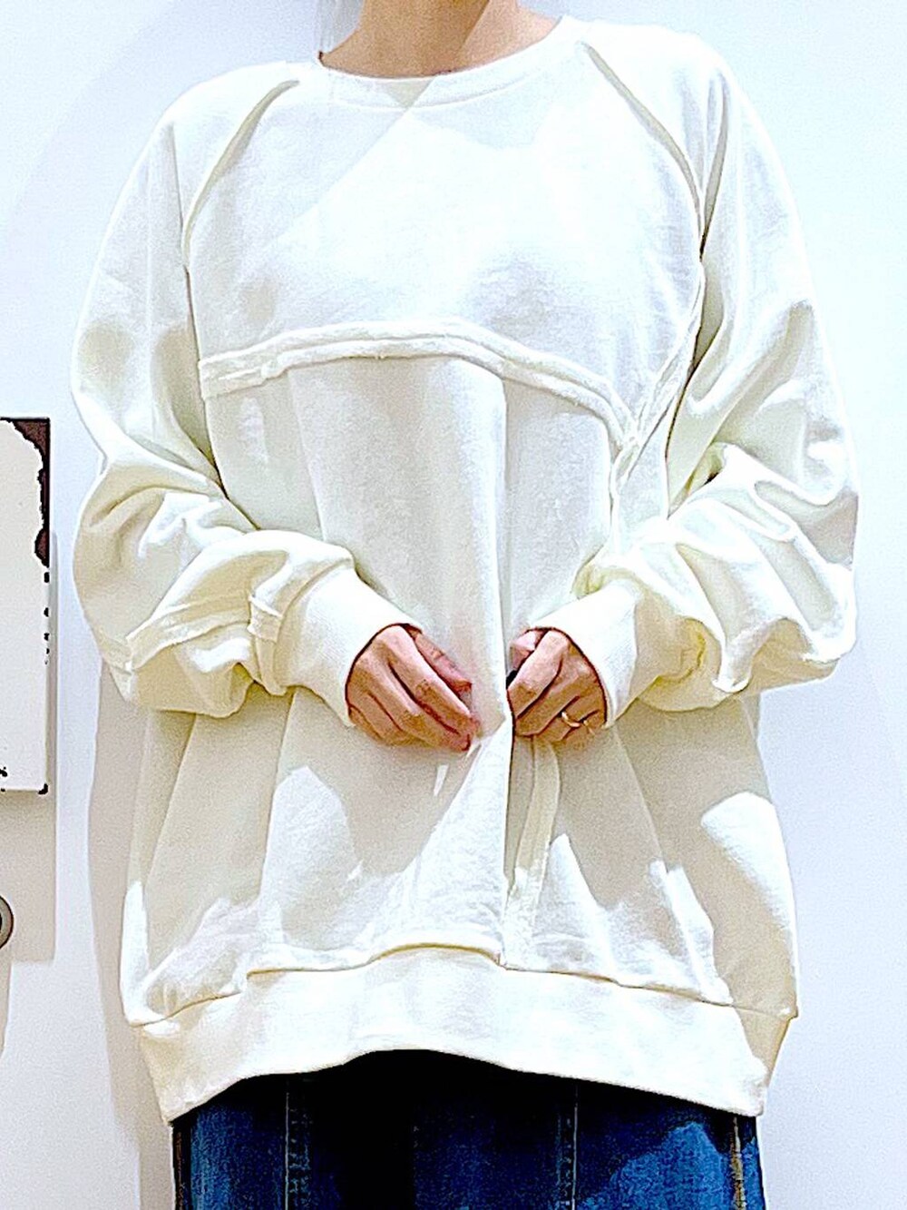 ブルー系のデニムスカート、グレー系のバックパック/リュック、ブラック系のブーツを着用したレディースの冬コーディネートの7枚目の写真