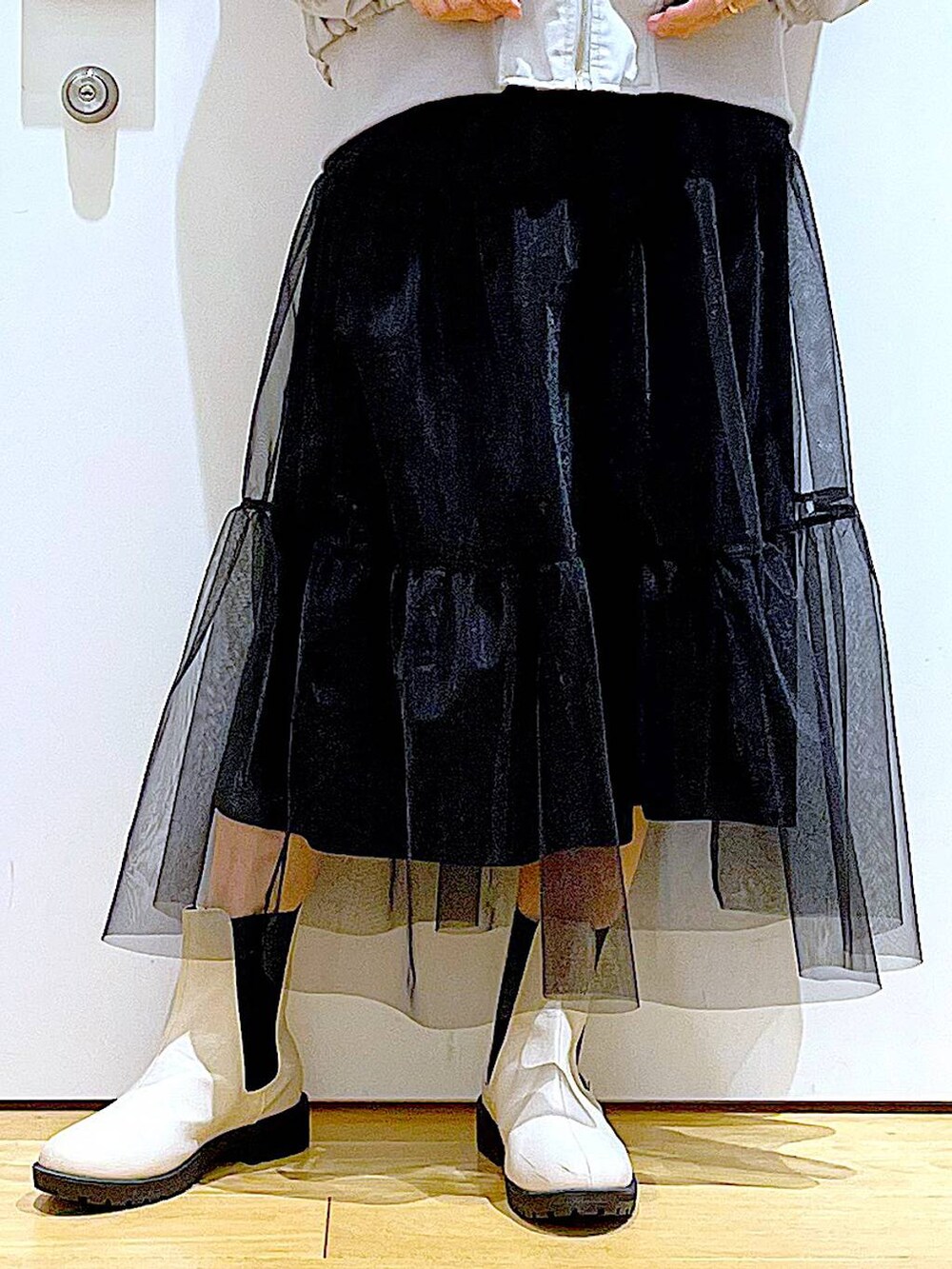 シルバー系のショルダーバッグ、グレー系のMA-1、ベージュ系のブーツを着用したレディースの春コーディネートの8枚目の写真