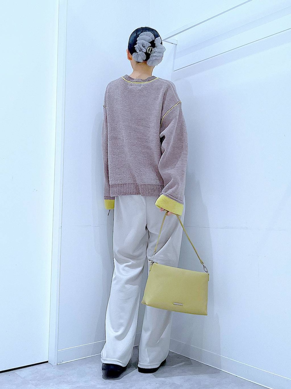 ベージュ系のショルダーバッグ、グレー系のその他パンツ、ブラウン系のニット/セーターを着用したレディースの秋コーディネートの5枚目の写真