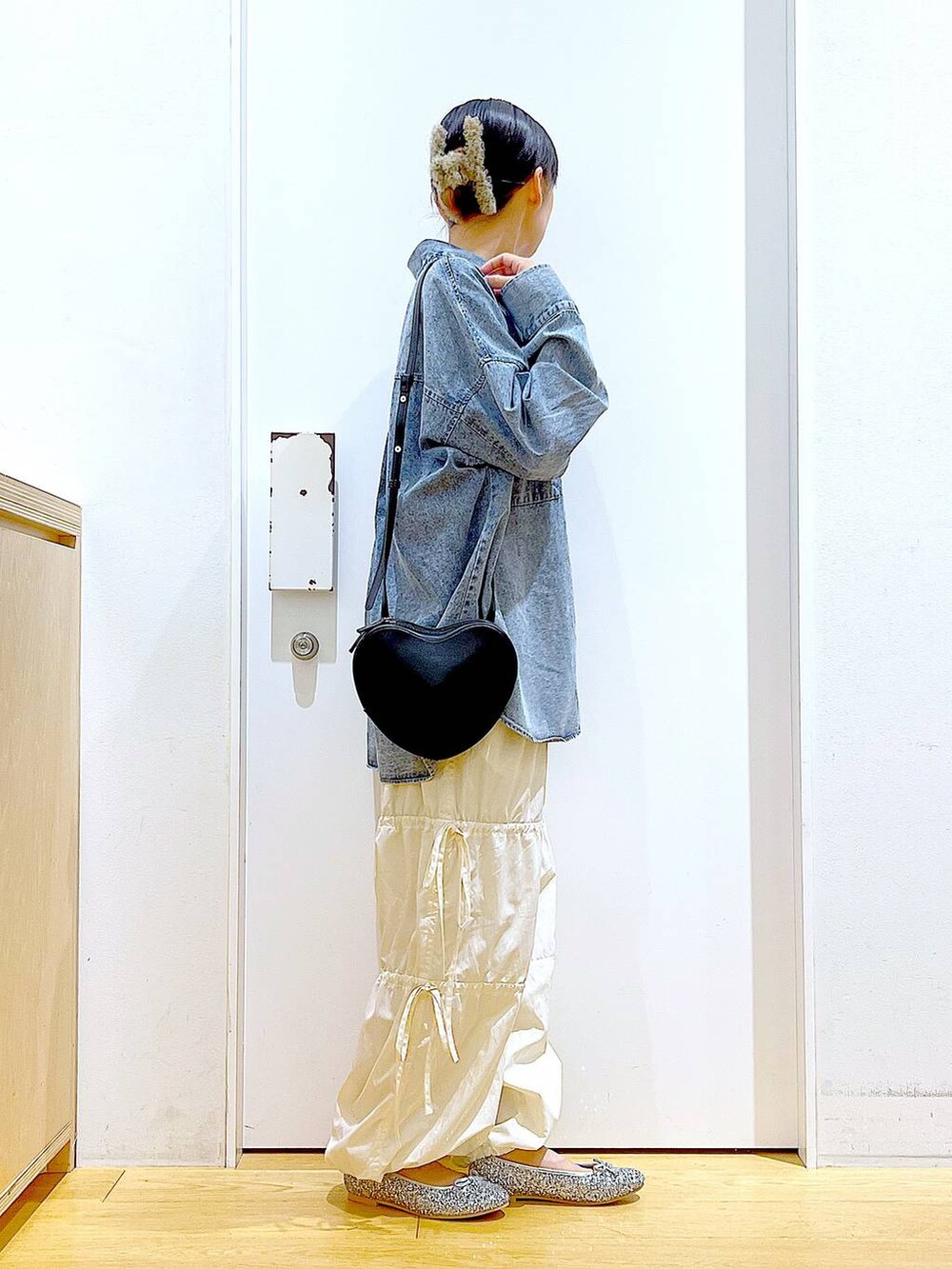 ブラック系のショルダーバッグ、シルバー系のパンプス、ブルー系のシャツ/ブラウスを着用したレディースの秋コーディネートの4枚目の写真