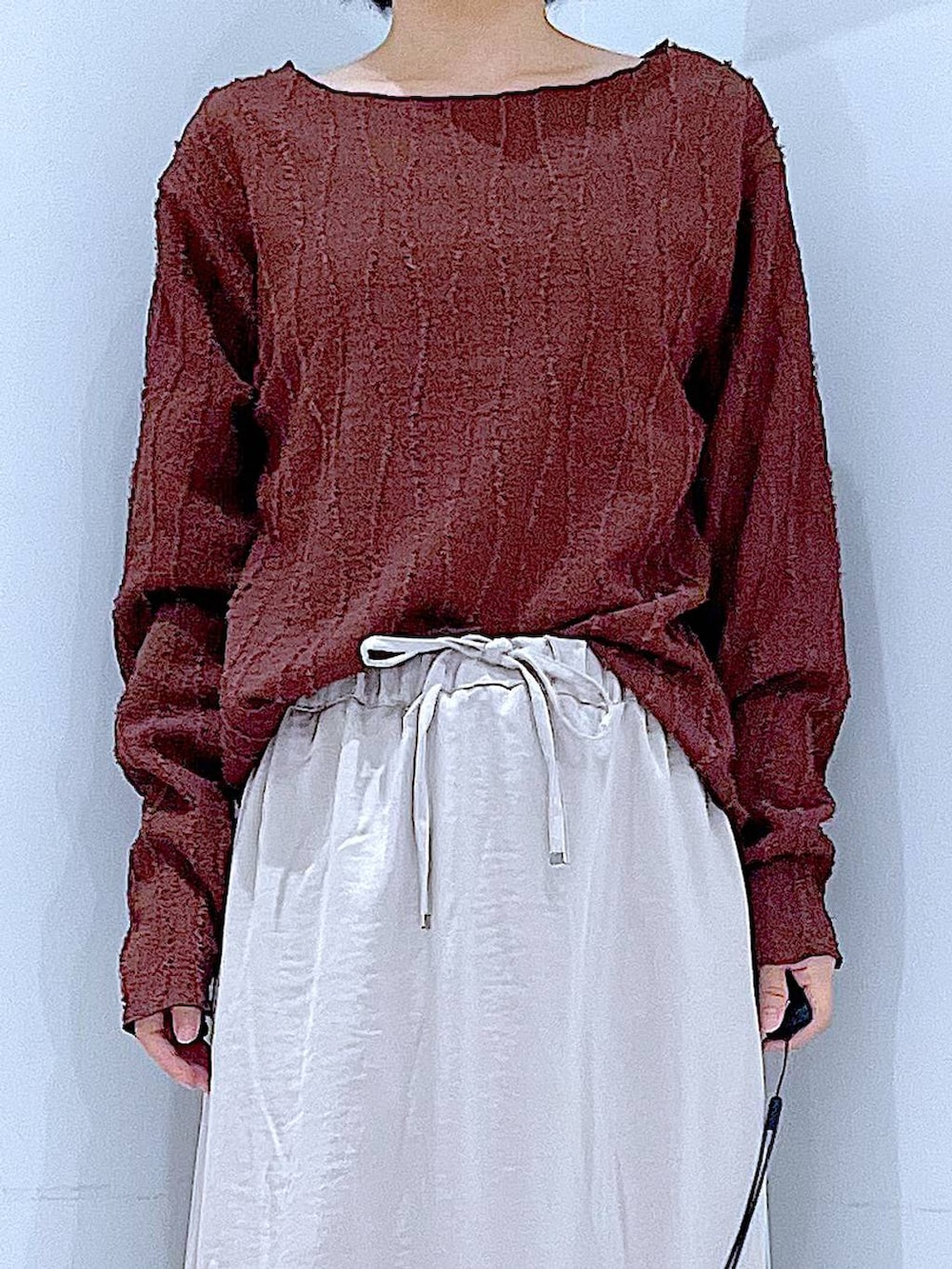 ホワイト系のローファー、ホワイト系のショルダーバッグ、ベージュ系のスカートを着用したレディースの秋コーディネートの7枚目の写真