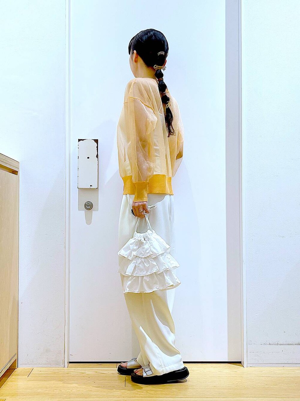 ホワイト系のショルダーバッグ、ホワイト系のその他パンツ、シルバー系のサンダルを着用したレディースの夏コーディネートの3枚目の写真