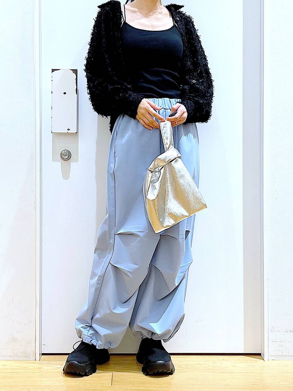 ブルー系のその他パンツ、ブラック系のシャツ/ブラウス、ブラック系のスニーカーを着用したレディースの春コーディネートの6枚目の写真