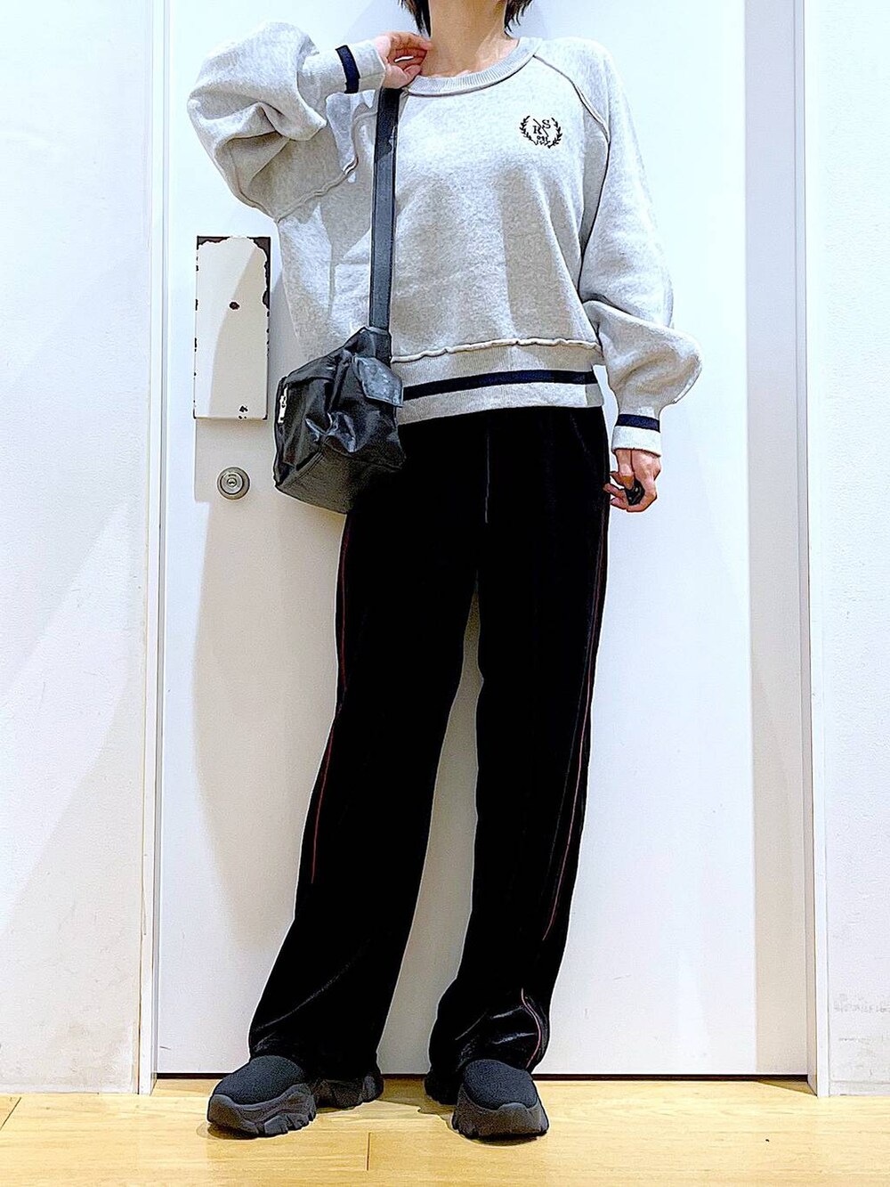 ブラック系のブーツ、ブラック系のその他パンツ、ブラック系のショルダーバッグを着用したレディースの冬コーディネートの6枚目の写真