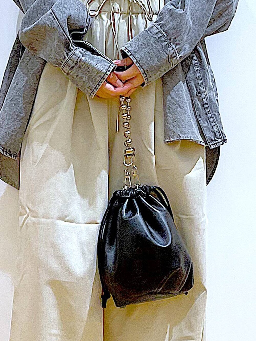 ブラック系のショルダーバッグ、ブラック系のローファー、ブラック系のニット/セーターを着用したレディースの秋コーディネートの9枚目の写真