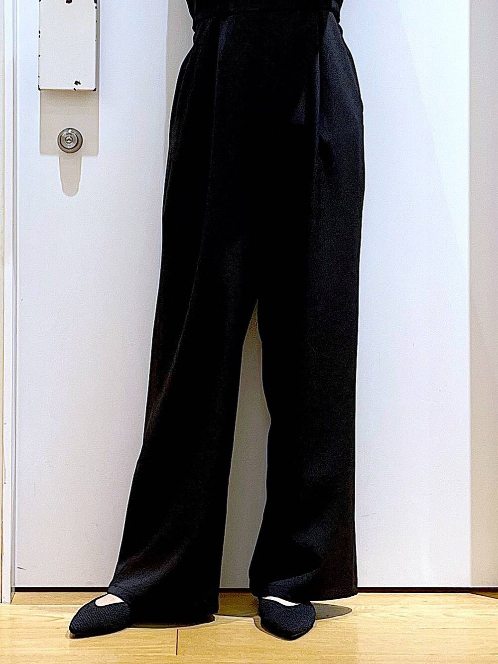 シルバー系のショルダーバッグ、ブラック系のパンプス、ブラック系のサロペット/オーバーオールを着用したレディースの春コーディネートの8枚目の写真