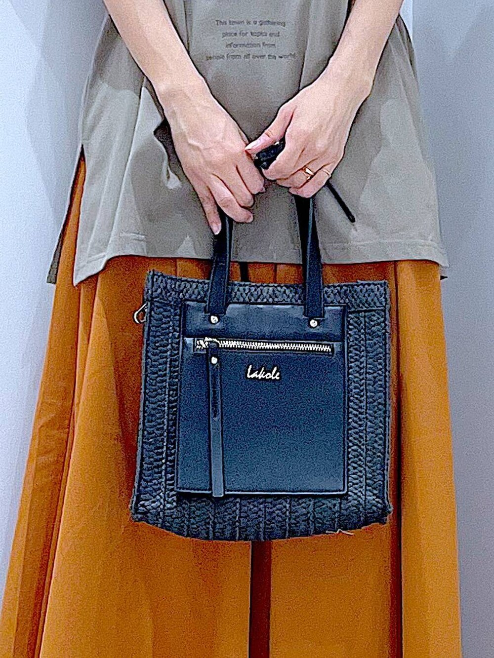 ブラック系のショルダーバッグ、ブラック系のサンダル、ブラウン系のその他パンツを着用したレディースの夏コーディネートの9枚目の写真