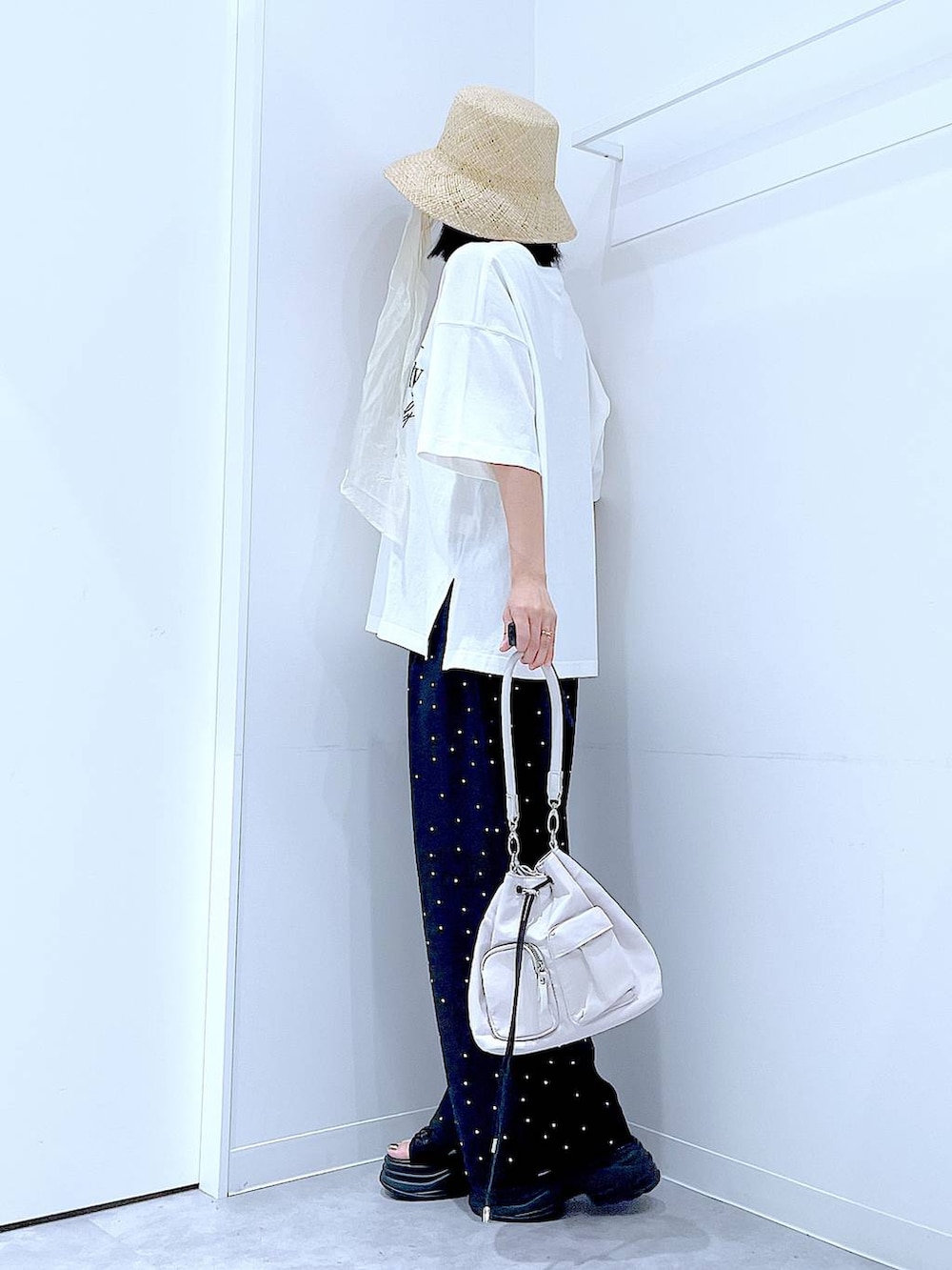 その他のその他パンツ、ブラック系のサンダル、ホワイト系のショルダーバッグを着用したレディースの夏コーディネートの3枚目の写真