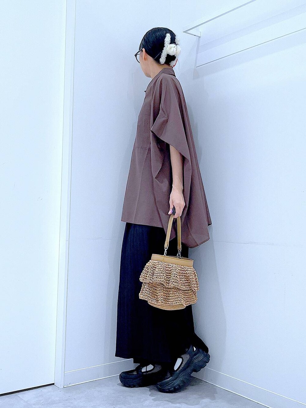 ベージュ系のショルダーバッグ、ブラック系のスニーカー、ブラック系のその他パンツを着用したレディースの夏コーディネートの3枚目の写真