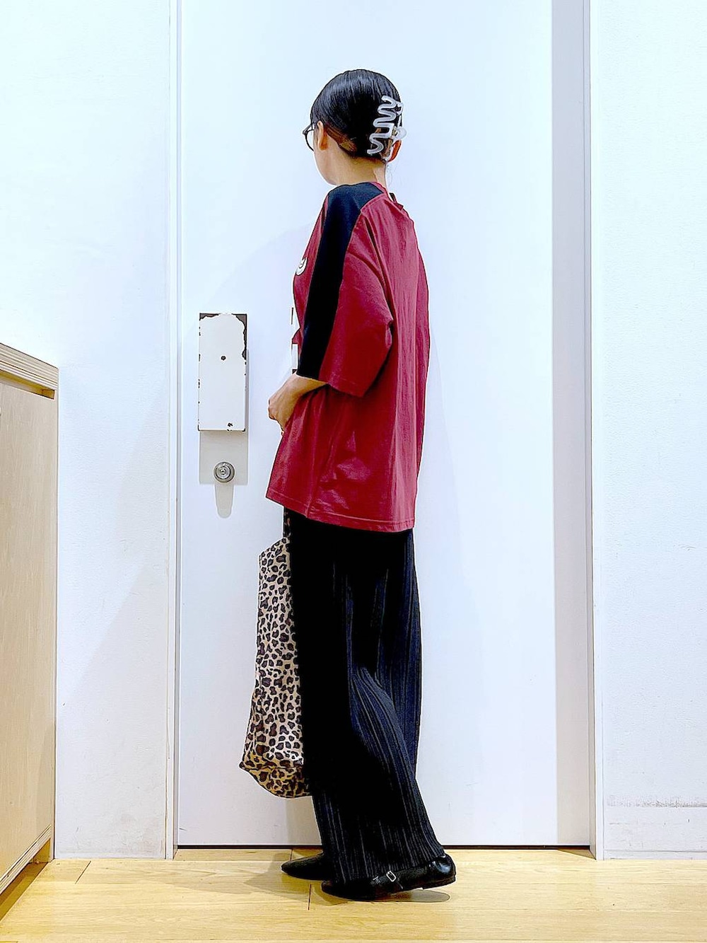 ブラック系のパンプス、ベージュ系のトートバッグ、ブラック系のその他パンツを着用したレディースの夏コーディネートの3枚目の写真